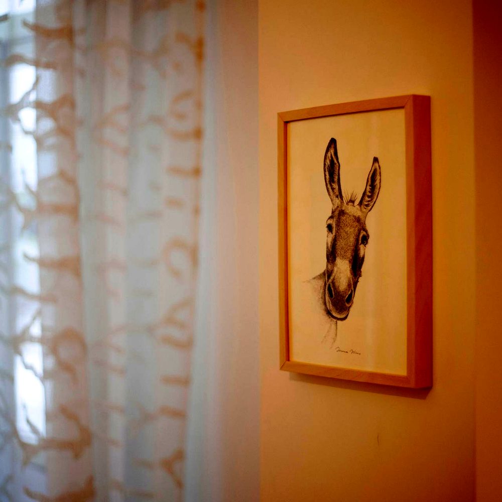 Un disegno incorniciato, uno dei dettagli d'arte dello studio
